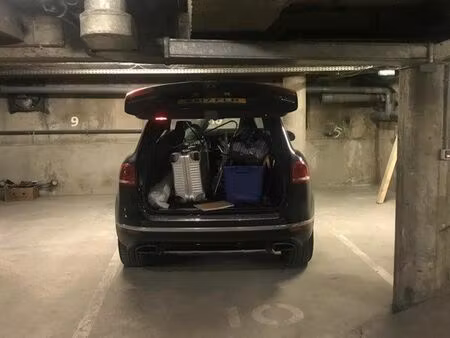 place parking spacieux sécurisé