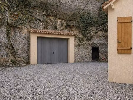 local professionnel avec bureau et espace de stockage