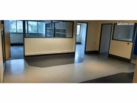 loue local commercial de 200m² à cluses + cave 60m²