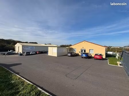 local 740 m²