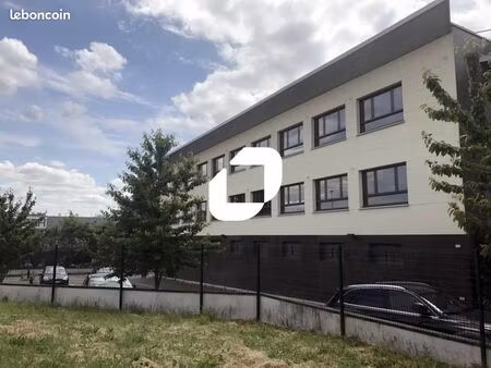 local d'activité 251 m²