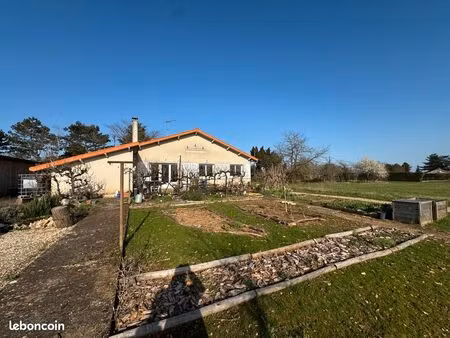 maison de plain-pied comprenant 3 chambres  jardin et grand garage