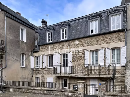 maison sur le parvis de la cathédrale de coutances avec gara