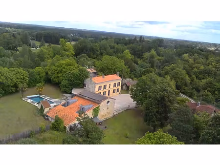 girondine avec 2 gites et piscine sur terrain de 1.7.hectare