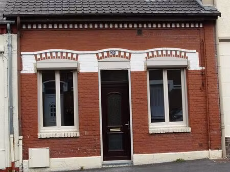 maison   200 m de l'hôtel de ville  proche d'un collège et d'un lycée 660