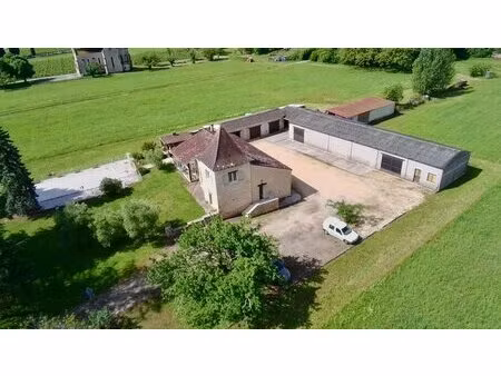 ancien domaine viticole avec 3 hectares de terrain  piscine et vastes dépendances près de.