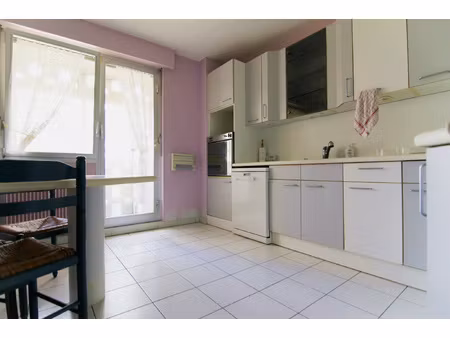 f3 meublé de 100m2 + terrasse + garage + cave :