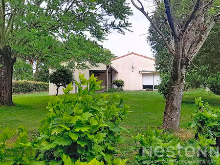 maison de plain-pied à vendre à meursac  2 chambres  garage  au calme  20mn plages de char