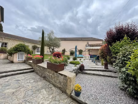 maison de caractère avec jardin clos et arboré