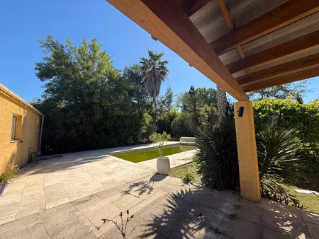 villa de plain pieds sur 1688m2 de terrain avec piscine  gar