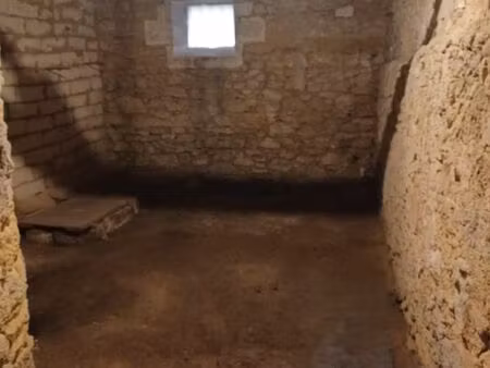 centre-ville / proche gare – grande cave saine de 18 4 m² à vendre
