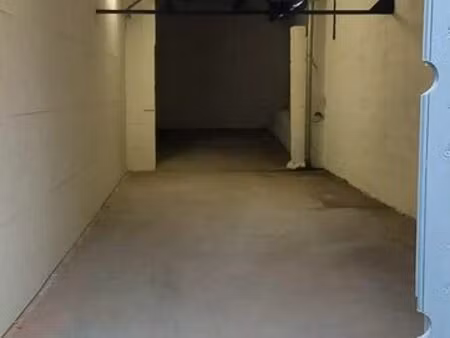dépôt / entrepôt / garde-meuble / box / garage / local de stockage
