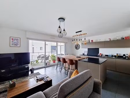 exclusivité lorient : magnifique t3 avec balcon  ascenseur et place de parking