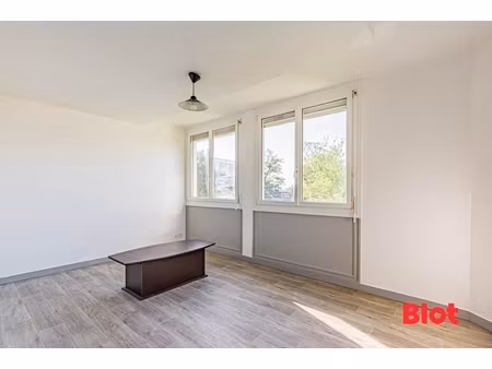 appartement dernier étage / stationnement / cave privative