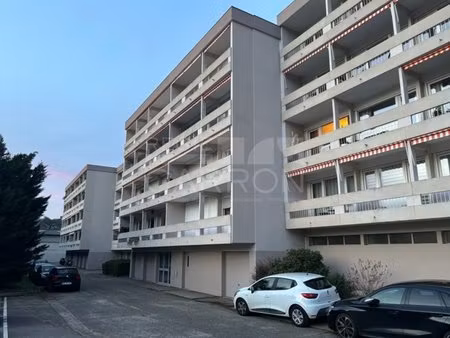 parking extérieur dans résidence fermée