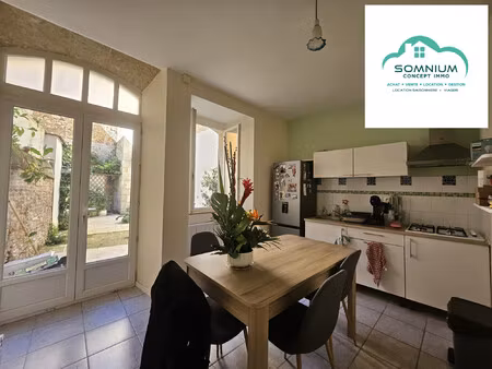maison en hyper centre avec cour extérieure