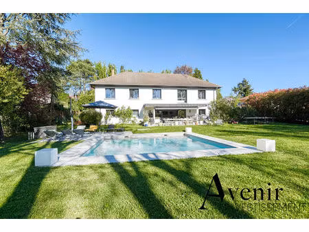 limonest - belle maison familiale rénovée avec piscine sur terrain arboré