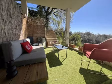 trois pièces de 65m² avec plusieurs terrasses et un parking