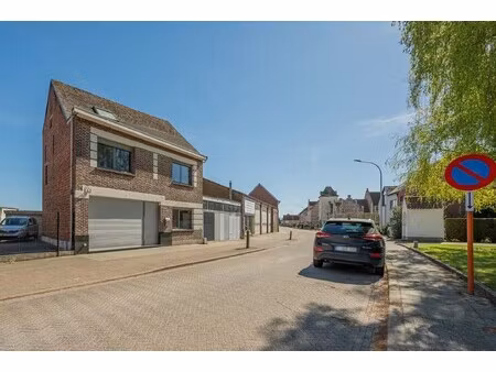 te renoveren woning met magazijn op ruim perceel (833 m²)