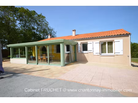 thiré - maison d'habitation avec dépendances et terrain