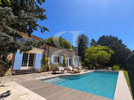 villa avec piscine et vue panoramique sur son parc