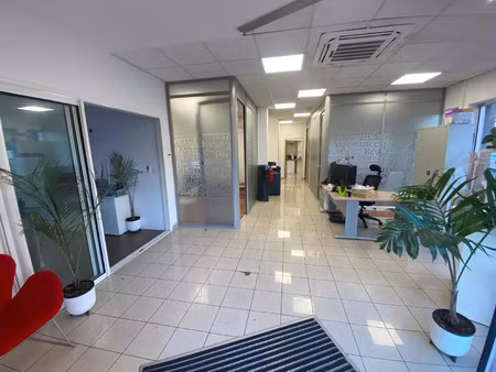 location commerce 110 m² à la possession (97419)