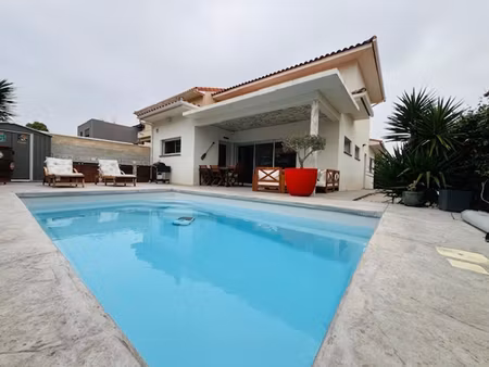 magnifique maison de 120 m² en r+1 avec piscine au fond d'une impasse calme