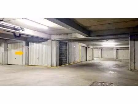 emplacement de parking dans un garage fermé
