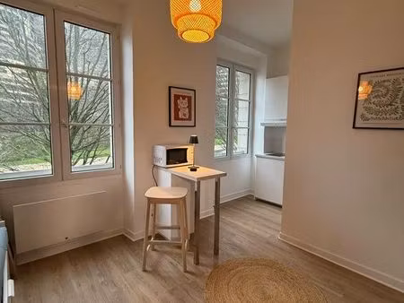 studio meublé  emplacement exceptionnel face au château