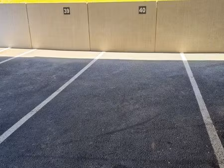parking couvert et sécurisé 5 mn gare rer