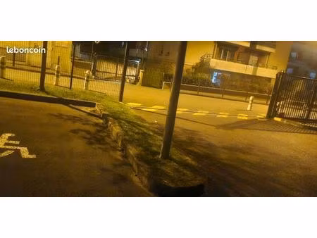 emplacement de parking exterieur securisée (portail/bip) - 2 min de la gare de saint-brice