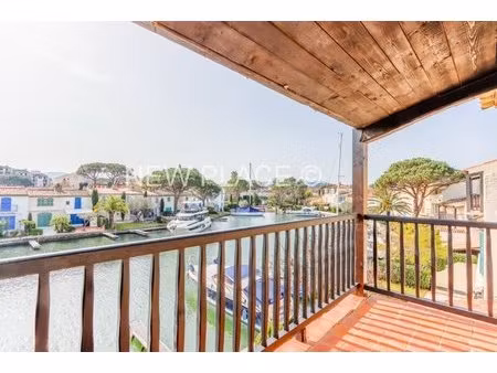 port grimaud - appartement 2 pièces rénové avec mezzanine et amarrage 12 45m