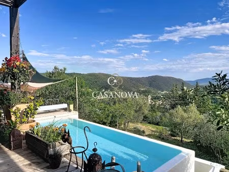 villa d'architecte contemporaine avec piscine à débordement chauffée et vue panoramique...