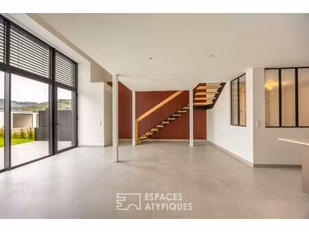 loft contemporain en duplex et sa terrasse dans une ancienne friche industrielle