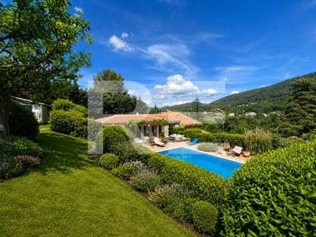 superbe propriete avec piscine dependances la sainte baume