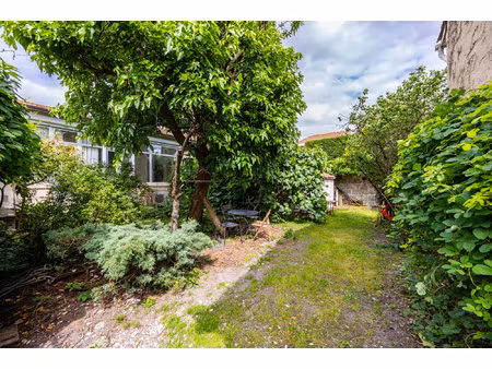 maison de plain pied avec beau jardin et stationnement caude