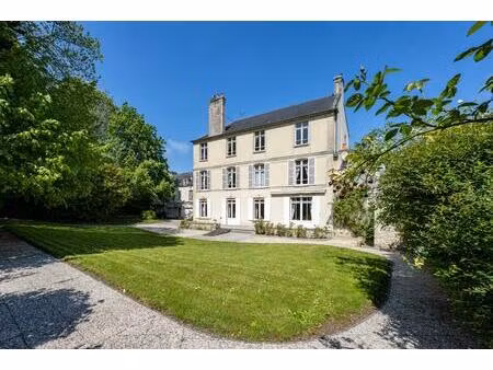 un hôtel particulier et son parc arboré