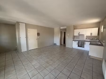 aigues-mortes  grand appartement de type p3