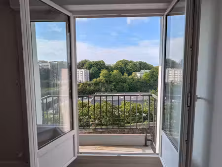 appartement t4 rénové avec balcon et vue dégagée - 2 chambres