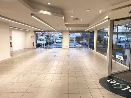 location cellule avec accès extérieur en galerie commerciale