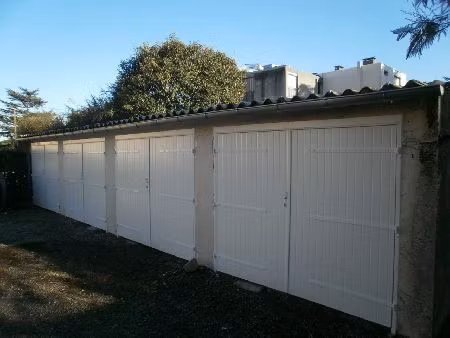 garage (2ème en partant de droite)