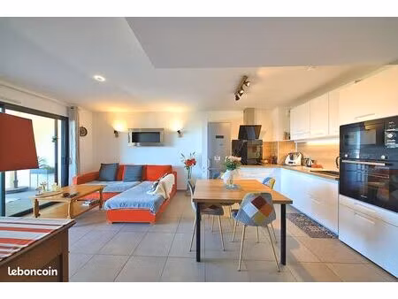 vends récent t2 + garage  vue mer dans résidence de standing à 300 m de la plage  des comm