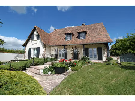 maison périgourdine d'environ 210 m²  avec dépendances et terrain clos