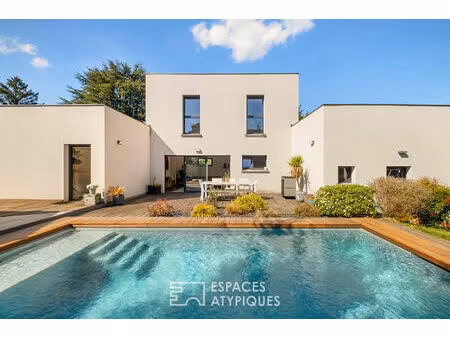 maison contemporaine avec piscine et jardin paysagé au calme