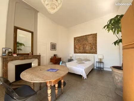 studio meublé - immeuble bourgeois - écusson