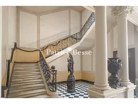 à nîmes  à deux pas de la maison carrée  dans un hôtel particulier  un appartement sur