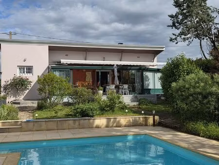 belle situation à l'écart. maison atypique avec jardin piscine et vue.