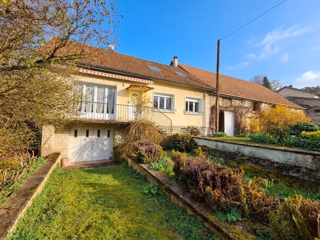 pavillon 4 pièces de 94 m2 sur plus de 4 800 m2 de terrain avec dépendances