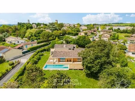 maison d'architecte avec piscine et panorama sur la chaîne des pyrénées
