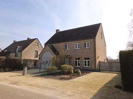 prachtige villa woning  5 slpk  2 badk in een zeer rustige straat gelegen